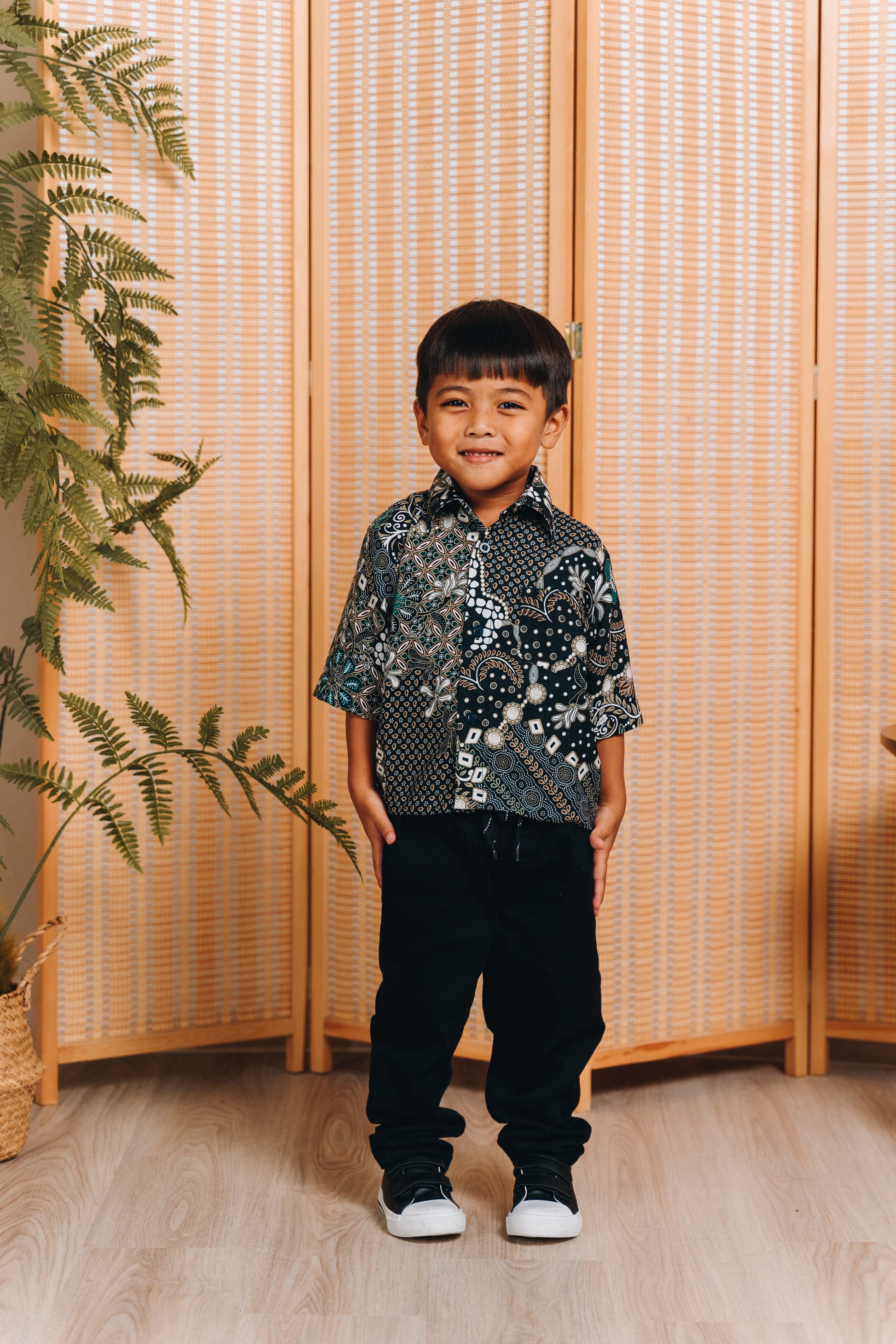 The print on the Ilham shirt is a blend of floral and miniature geometric shapes, which has the likes of the Sekar Jagad print. This short-sleeved button-up shirt features a classic collar, along with a front pocket.