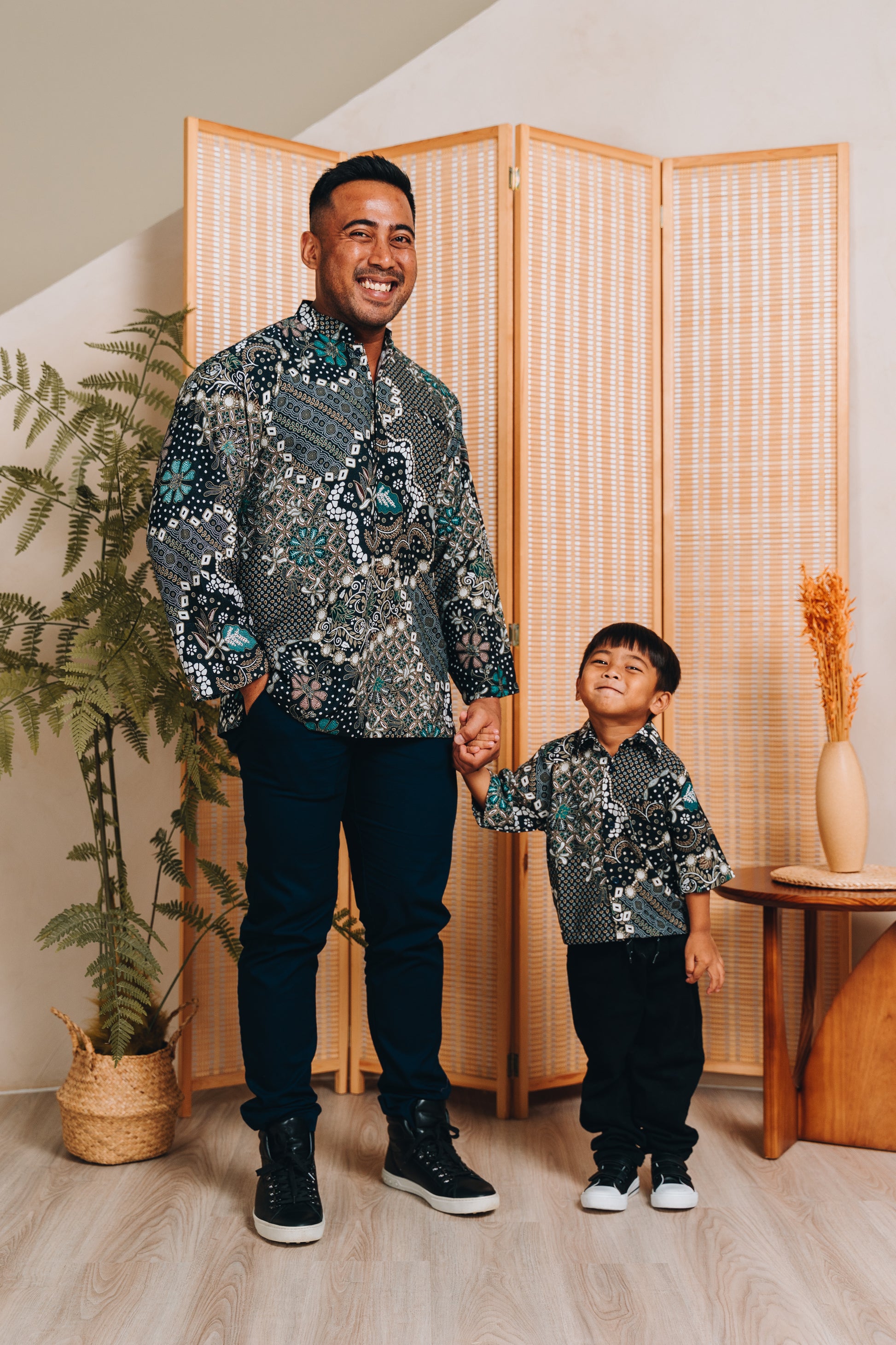 The print on the Ilham shirt is a blend of floral and miniature geometric shapes, which has the likes of the Sekar Jagad print. This short-sleeved button-up shirt features a classic collar, along with a front pocket.
