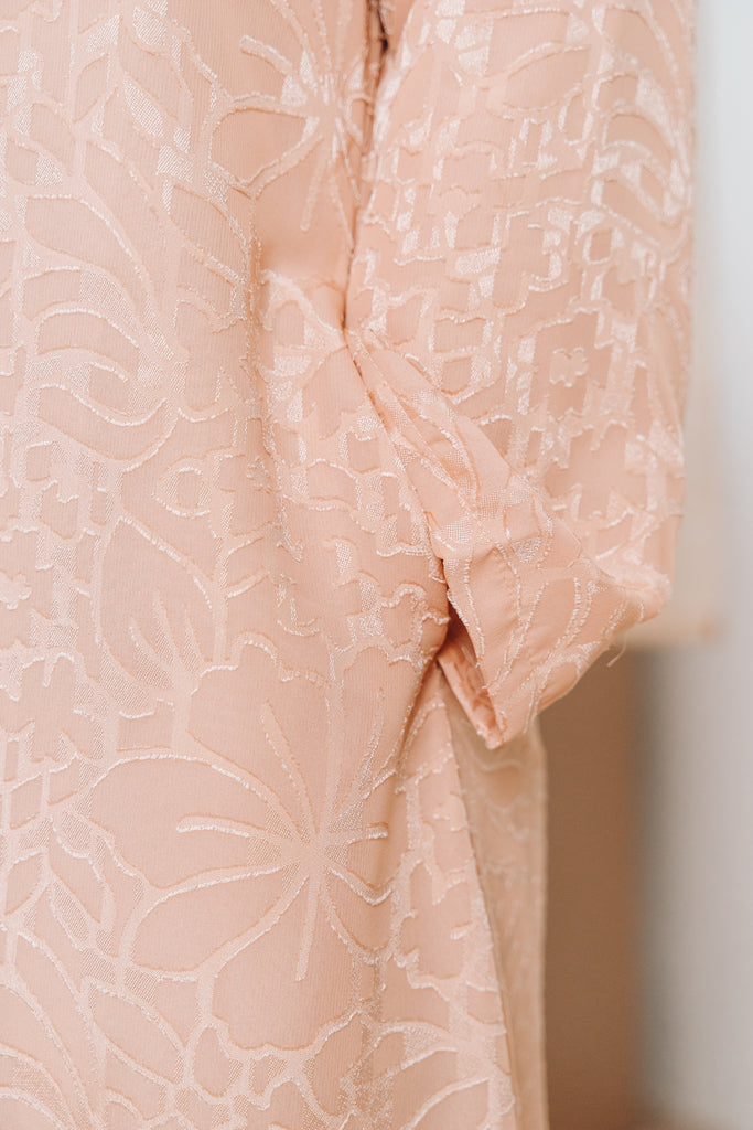 The beige kebaya is fully lined, with a v-neckline, breastfeeding friendly front zipper and two side pockets. Made from premium chiffon uragiri, the kebaya features a classic yet elevated look with the soft textured fabric.