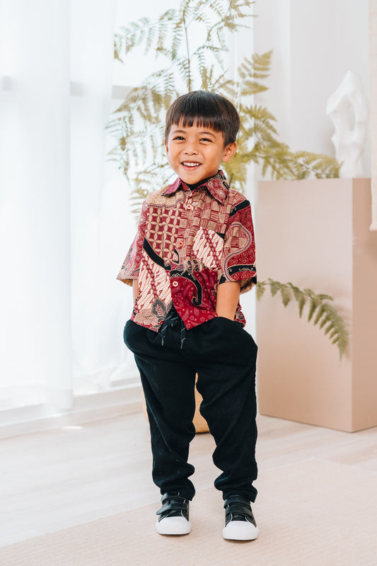 The Boys Tuah shirt is a mix of traditional and floral elements of the parang print. This short-sleeved button-up shirt features a classic collar, along with a front chest pocket. Made from premium cotton dobby for a breathable and relaxed drape, the shirt requires minimal to no ironing care.This print comes in 2 colours, blue and burgundy.