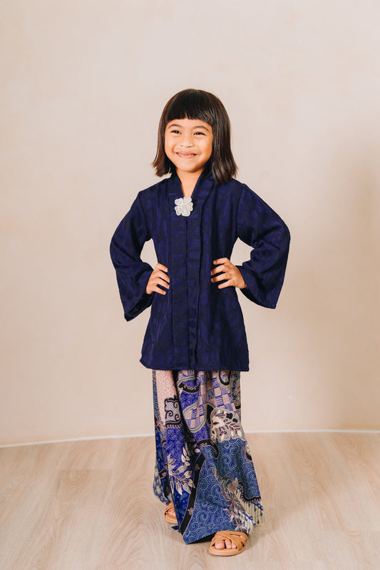 Our Girls' Jiwa Kebaya Set is made up of a relaxed-fit kebaya and a elastic-banded skirt.