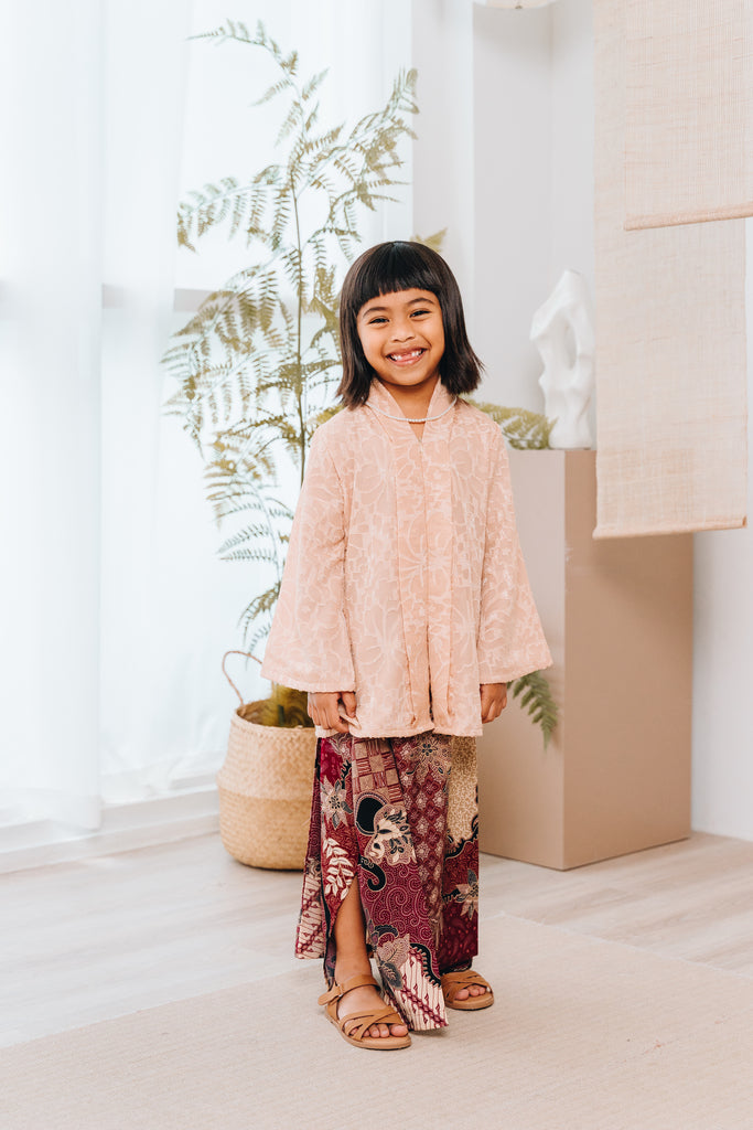Our Girls' Tuah Kebaya Set is made up of a relaxed-fit kebaya and a elastic-banded skirt.