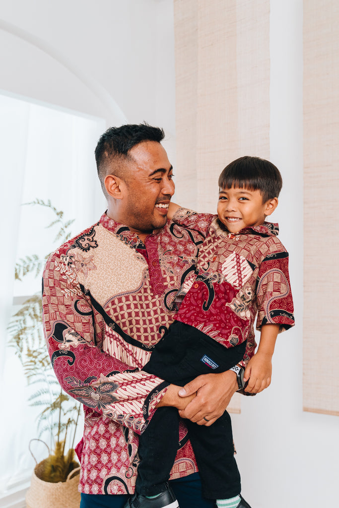The Tuah Shirt is a mix of traditional and floral elements of the illustrious parang print. The regular cut shirt features a mandarin collar, kurta style buttons, along with front and side pockets. Made from premium cotton dobby for a breathable and flowy drape, the shirt requires minimal to no ironing care.