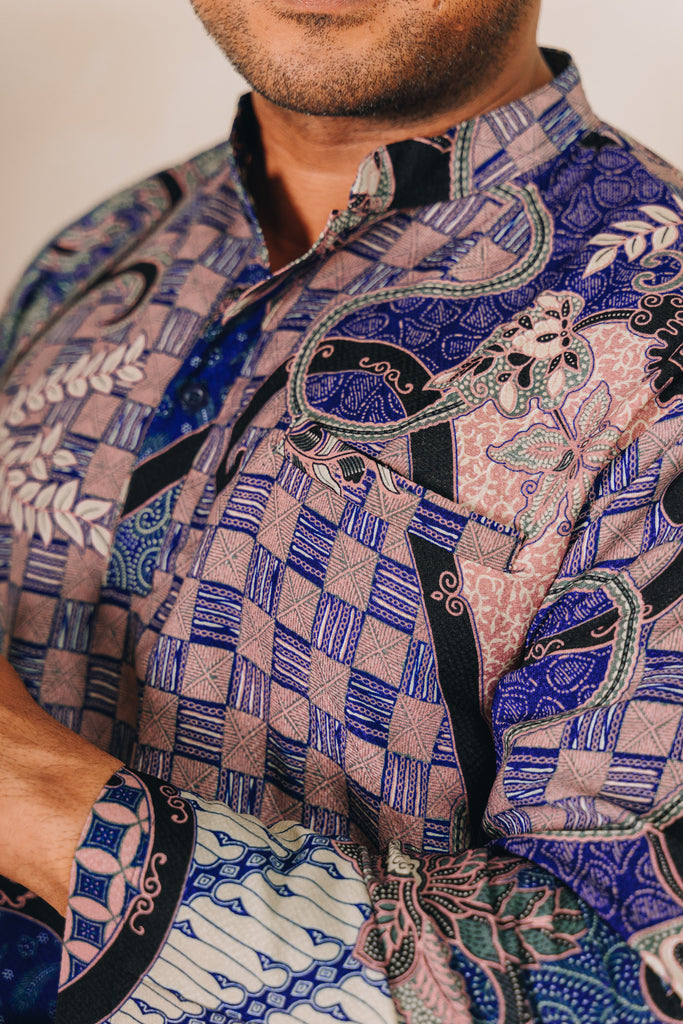The Jiwa Shirt is a mix of traditional and floral elements of the illustrious parang print. The regular cut shirt features a mandarin collar, kurta style buttons, along with front and side pockets. Made from premium cotton dobby for a breathable and flowy drape, the shirt requires minimal to no ironing care.