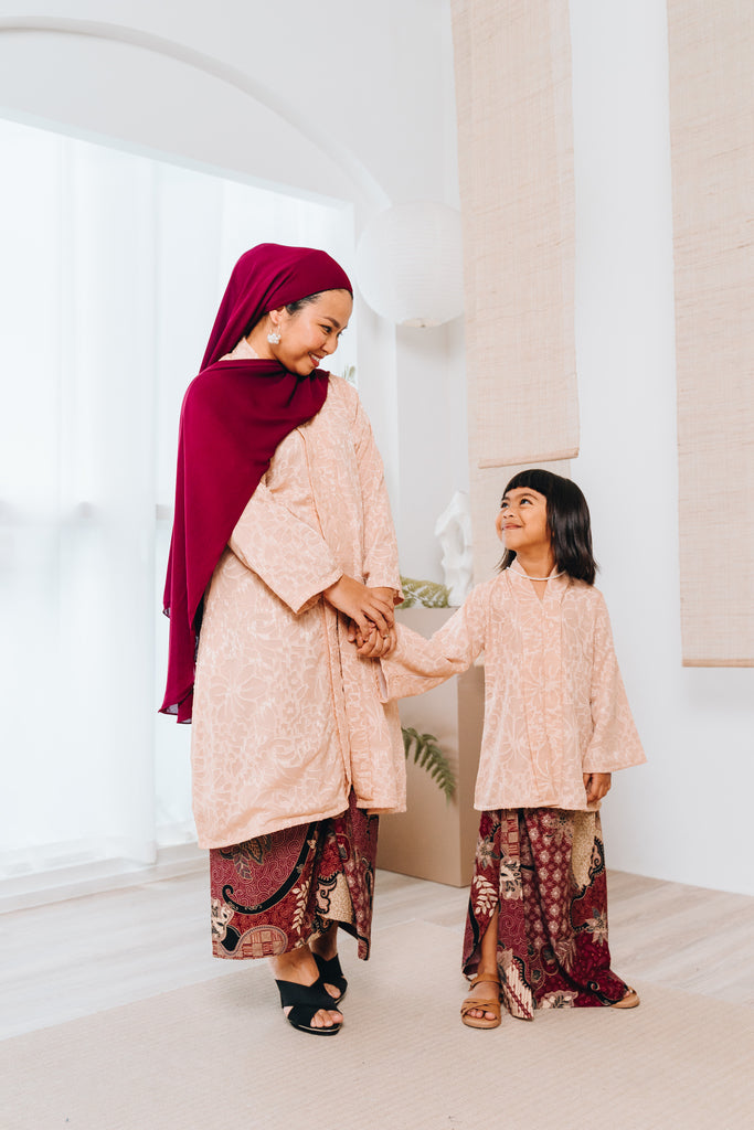 Mother and daughter in Tuah set