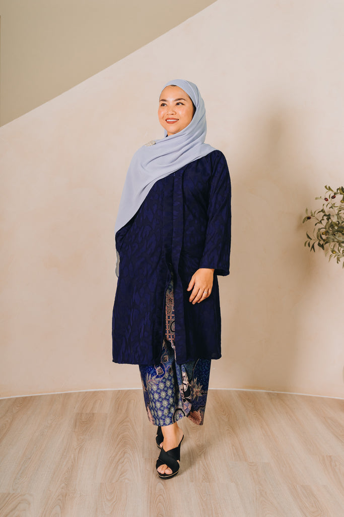 The navy kebaya is fully lined, with a v-neckline, breastfeeding friendly front zipper and two side pockets. Made from premium chiffon uragiri, the kebaya features a classic yet elevated look with the soft textured fabric.