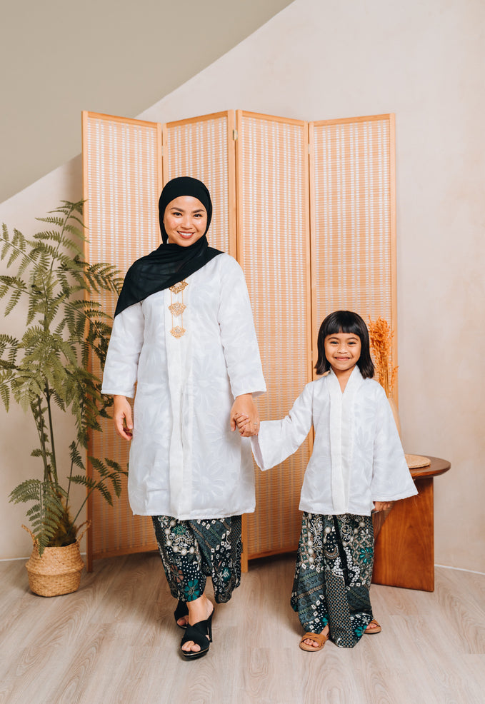 Our Girls' Ilham Kebaya Set is made up of a loose-fit kebaya and a elastic-banded skirt.