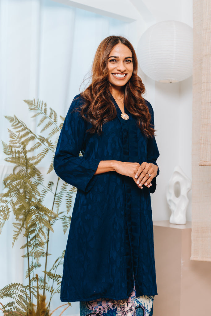 The navy kebaya is fully lined, with a v-neckline, breastfeeding friendly front zipper and two side pockets. Made from premium chiffon uragiri, the kebaya features a classic yet elevated look with the soft textured fabric.