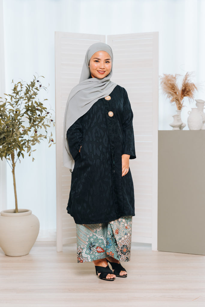 The black kebaya is fully lined, with a v-neckline, breastfeeding friendly front zipper and two side pockets. Made from premium chiffon uragiri, the kebaya features a classic yet elevated look with the soft textured fabric.